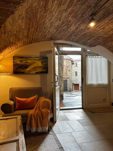 a living room with a couch and an open door at Nido di Gufi in Todi