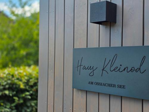 a sign on the side of a building at Haus Kleinod in Bodensdorf