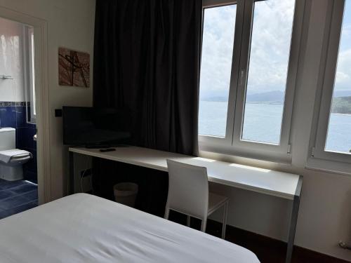 Ένα ή περισσότερα κρεβάτια σε δωμάτιο στο Hotel Lastres Miramar