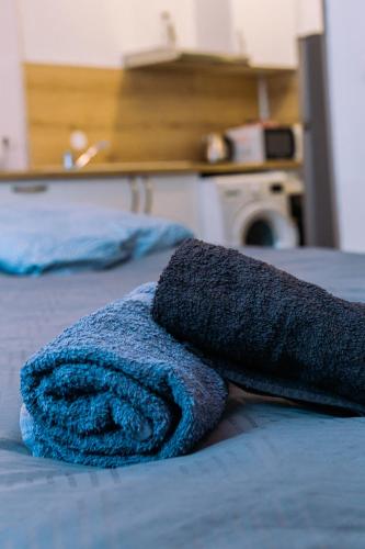 - une serviette de toilette sur le lit dans l'établissement Bel appartement Béziers - Plain-pied - Centre - IUT, à Béziers