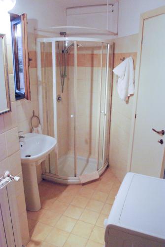 a bathroom with a shower and a sink at Parte di casa con giardino e piscina in Pietrasanta