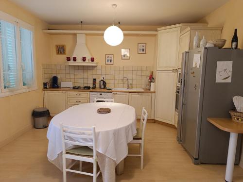 Le cœur de saint Florentにあるキッチンまたは簡易キッチン