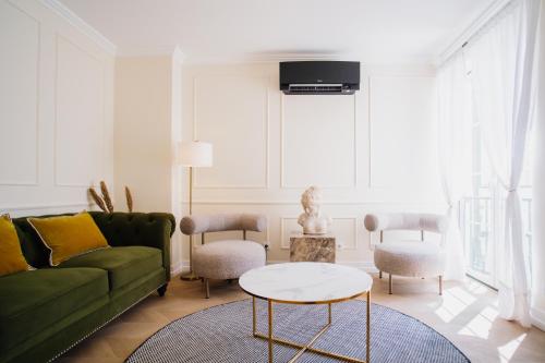 -New- Chic Chiado apartment, elevator buiding, steps to everything