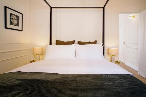 -New- Chic Chiado apartment, elevator buiding, steps to everything