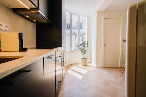 -New- Chic Chiado apartment, elevator buiding, steps to everything