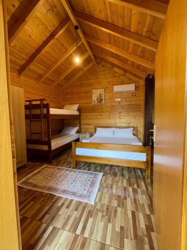 Ein Bett oder Betten in einem Zimmer der Unterkunft Shija e Natyres