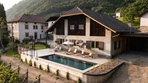 una casa con piscina delante de una casa en Linslhof Apt Quarz, en Terlano