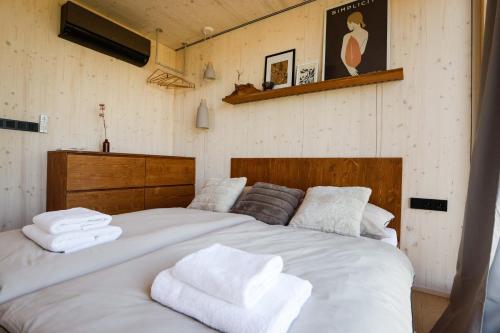Glamping Jezerooooにあるベッド