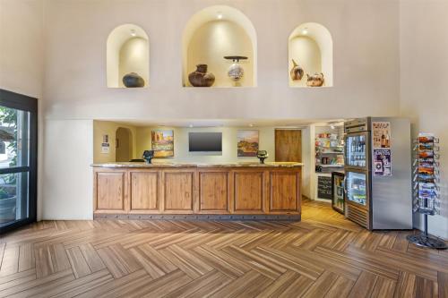 a room with a counter with vases on the wall at Best Western Plus Arroyo Roble Hotel & Creekside Villas in Sedona