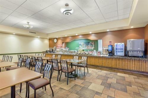 a restaurant with tables and chairs and a counter at Best Western Plus Arroyo Roble Hotel & Creekside Villas in Sedona