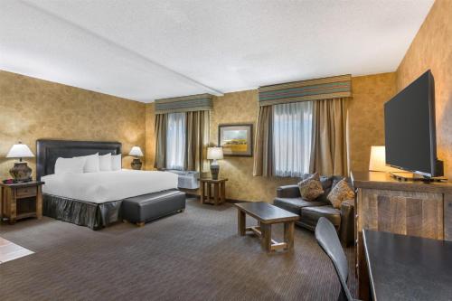 a hotel room with a bed and a television at Best Western Plus Inn of Santa Fe in Santa Fe