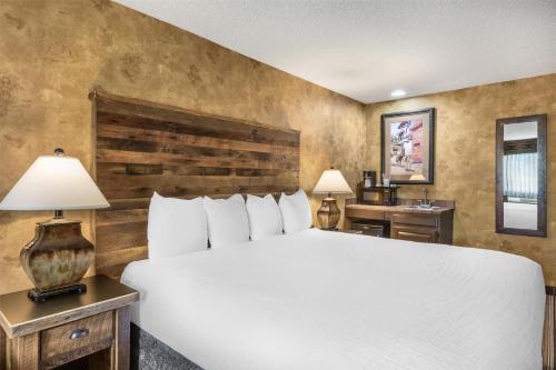 a bedroom with a large bed and two lamps at Best Western Plus Inn of Santa Fe in Santa Fe