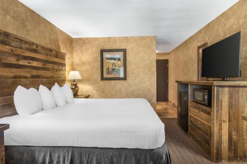 a hotel room with a bed and a flat screen tv at Best Western Plus Inn of Santa Fe in Santa Fe
