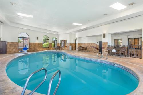 a large pool with blue water in a hotel room at Best Western Plus Inn of Santa Fe in Santa Fe