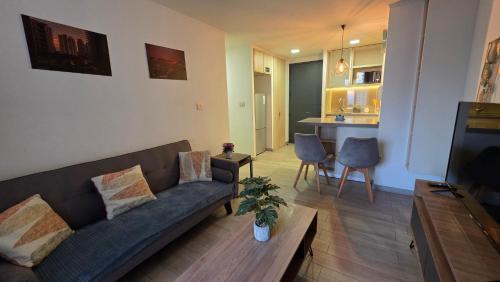 a living room with a couch and a kitchen at Oceana Suites Eco Costas in Concón