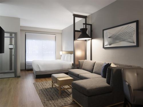 Гостиная зона в Hyatt Place Atlanta Alpharetta North Point Mall