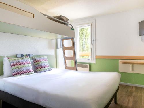Postel nebo postele na pokoji v ubytování ibis budget Narbonne Sud A9/A61