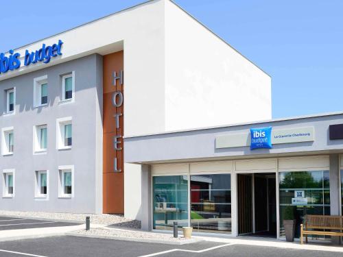 a store front of a building with a sign on it at ibis budget Cherbourg - La Glacerie in Cherbourg en Cotentin