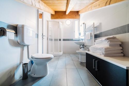 ein Badezimmer mit Toilette und Waschbecken in der Unterkunft Residence Burano in Lido di Jesolo
