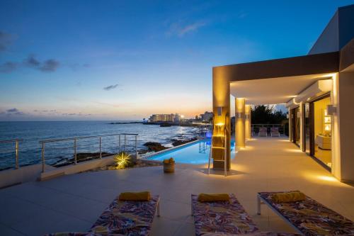 Villa 4 bedrooms direct beach access, stunning sea view