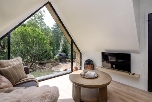 TV a/nebo společenská místnost v ubytování The A-Frame - Sanctum at Valley Bear Farms Resort
