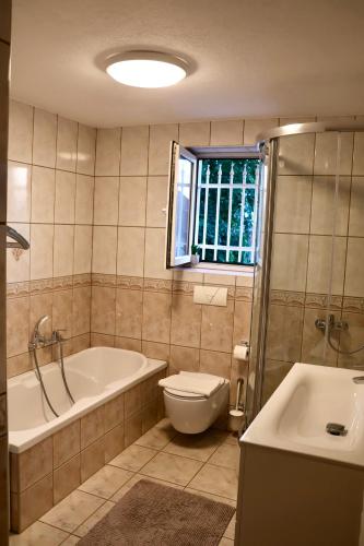 un bagno con vasca, WC e lavandino di Bella a Sarajevo