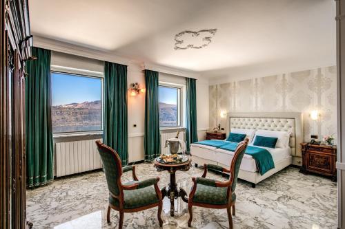 sypialnia z łóżkiem, stołem i krzesłami w obiekcie Hotel Castel Vecchio w mieście Castel Gandolfo