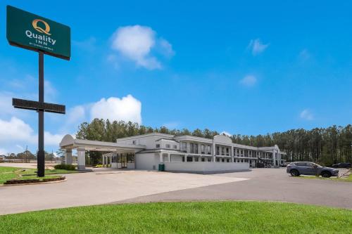 a building with a street sign in front of it at Quality Inn Gadsden - Attalla in Gadsden