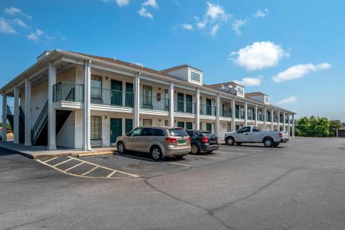 a large building with cars parked in a parking lot at Econo Lodge Tupelo Barnes Crossing in Tupelo