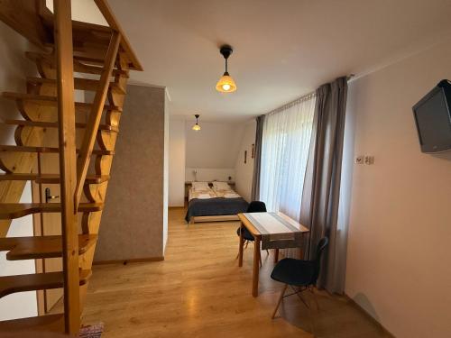 En eller flere senge i et værelse på Pokoje U Hanki