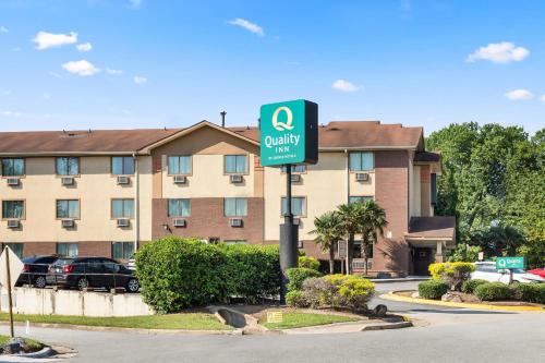 a street sign in front of a building at Quality Inn Atlanta Airport-Central in Atlanta