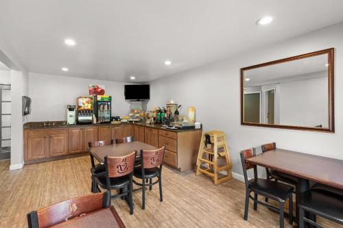 TV a/nebo společenská místnost v ubytování Quality Inn Atlanta Airport-Central