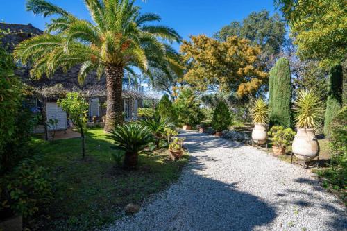 House with garden & jacuzzi near city center