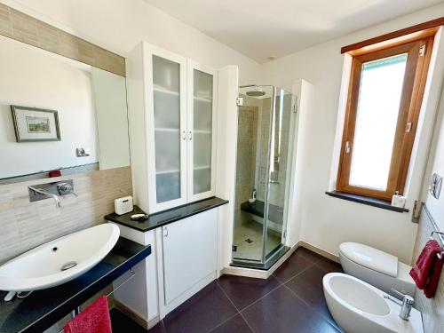 a bathroom with a sink and a glass shower at Terrazza da Sogno con Vista su Castello e Lago in Bracciano