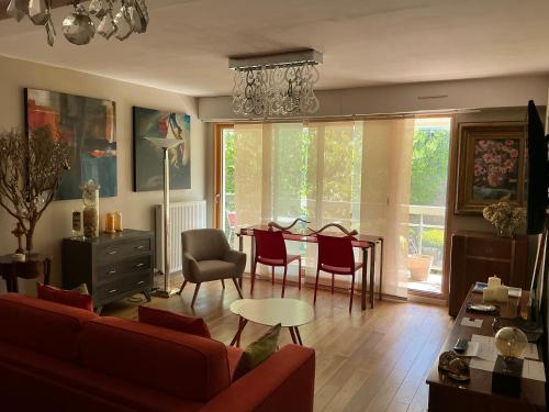 un salon avec un canapé et une table dans l'établissement Appartement Monseigneur, à Vannes
