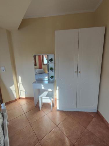 a room with a white desk and a mirror at Perdika Beige in Pérdika