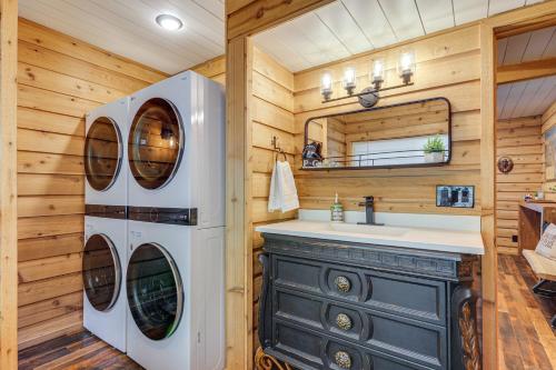 Φωτογραφία από το άλμπουμ του Fire Pit and Sauna Inviting Utah Cabin σε Duck Creek Village