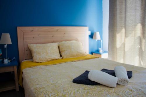 プルガヌーにあるAppartement vue mer, GR 34 et plage au pied !のベッドとタオル2枚のある寝室