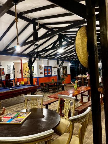 Restoran atau tempat lain untuk makan di Paisaje Cafetero Hotel Con Piscina y desayuno - Filandia