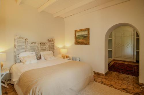 a bedroom with a large white bed in a room at FLH Belaventura Villa in Boliqueime