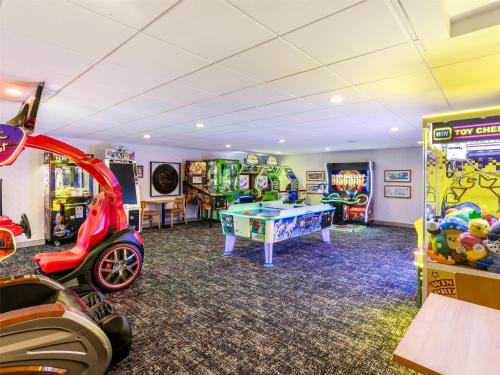 a room with a pool table and arcade games at Hampton Inn St Ignace Lakefront Mackinac in Evergreen Shores