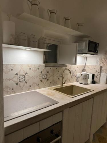 een keuken met een spoelbak en een aanrechtblad bij Borgo Fantese in Ostuni