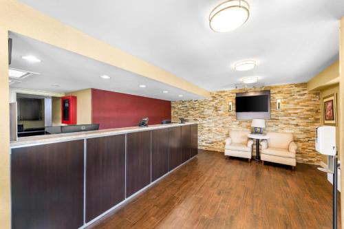 an office lobby with a bar and a tv at Econo Lodge Charlotte Airport in Charlotte