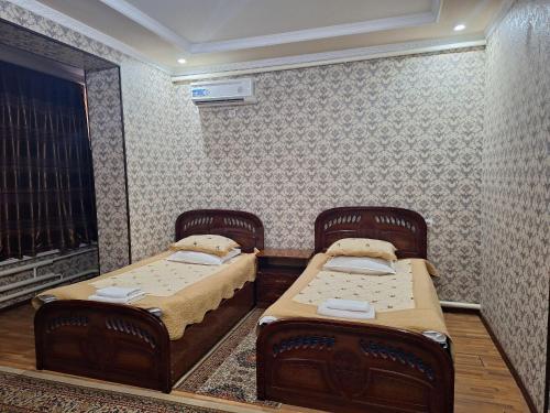 Postel nebo postele na pokoji v ubytování Shohruh Hotel