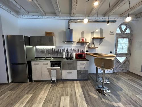 a kitchen with stainless steel appliances and a wooden floor at Terry Haus in Enego