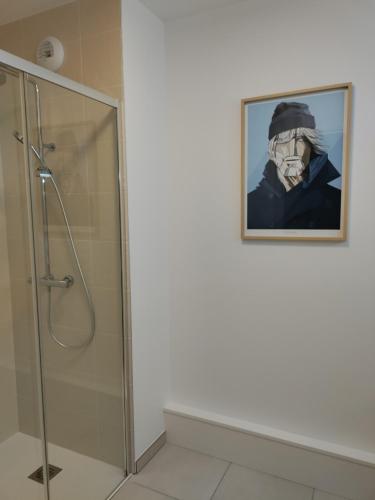 Ένα μπάνιο στο Evasion chic au coeur de la ville et proche plage - Garage privé - Deux chambres