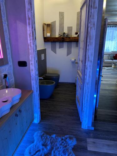 a bathroom with two toilets and a sink and a door at Terry Haus in Enego