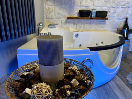 a candle in a basket next to a bath tub at Terry Haus in Enego