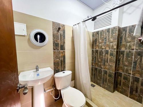 a bathroom with a toilet and a sink and a shower at Sukha Hippocampus San Andrés Isla in San Andrés