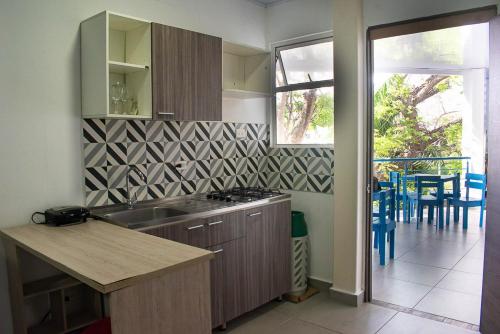 a kitchen with a sink and a counter top at Sukha Hippocampus San Andrés Isla in San Andrés